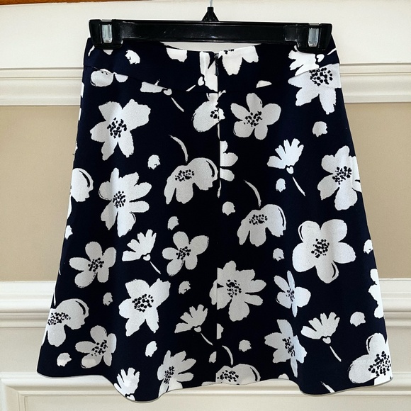 Ann Taylor Women's Navy Floral A Line Mini Skirt with Pockets! Size 00 Petite - Picture 5 of 5